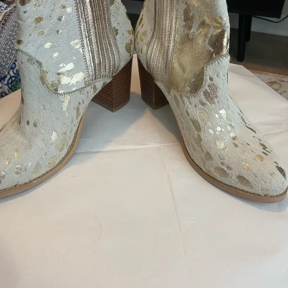 Stylish Women's Gold and Cream Ankle Boots - Picture 5 of 6